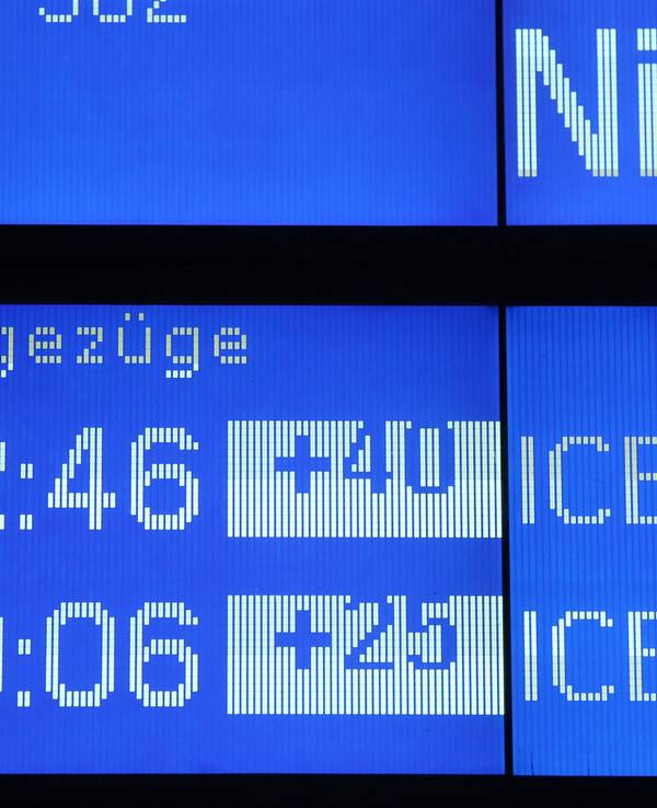 Zugverspätungen stehen am 14. Mai 2023 auf einer Anzeigentafel im Hauptbahnhof Hamburg.