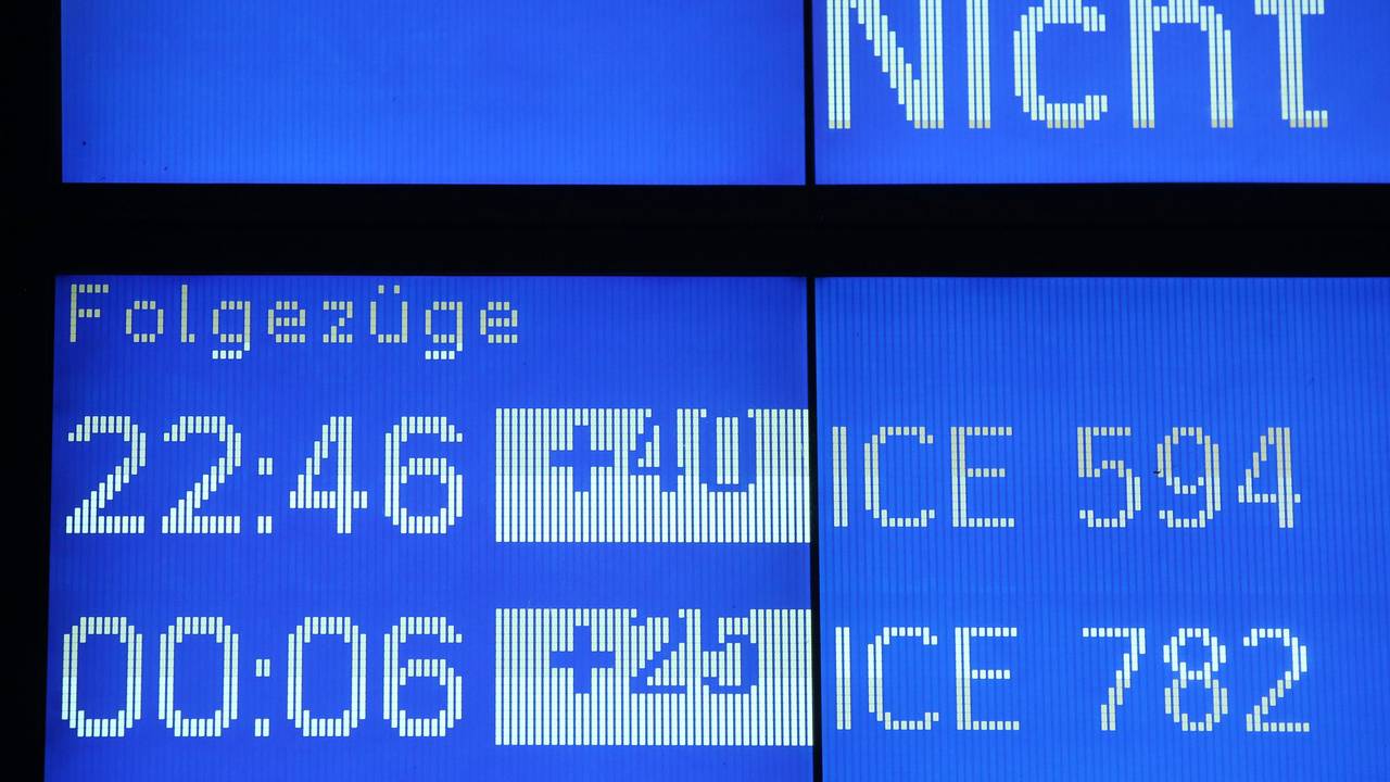 Zugverspätungen stehen am 14. Mai 2023 auf einer Anzeigentafel im Hauptbahnhof Hamburg.