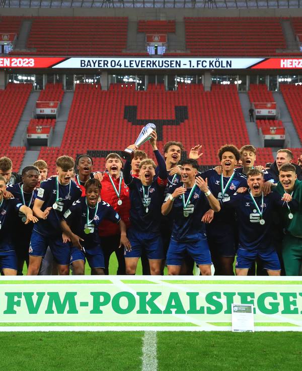 FC-Kapitän Meiko Wäschenbach reckt den FVM-Pokal in die Höhe.