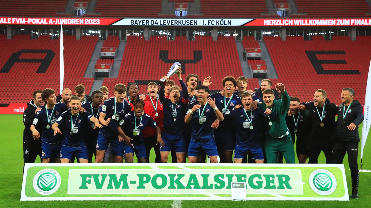 FC-Kapitän Meiko Wäschenbach reckt den FVM-Pokal in die Höhe.