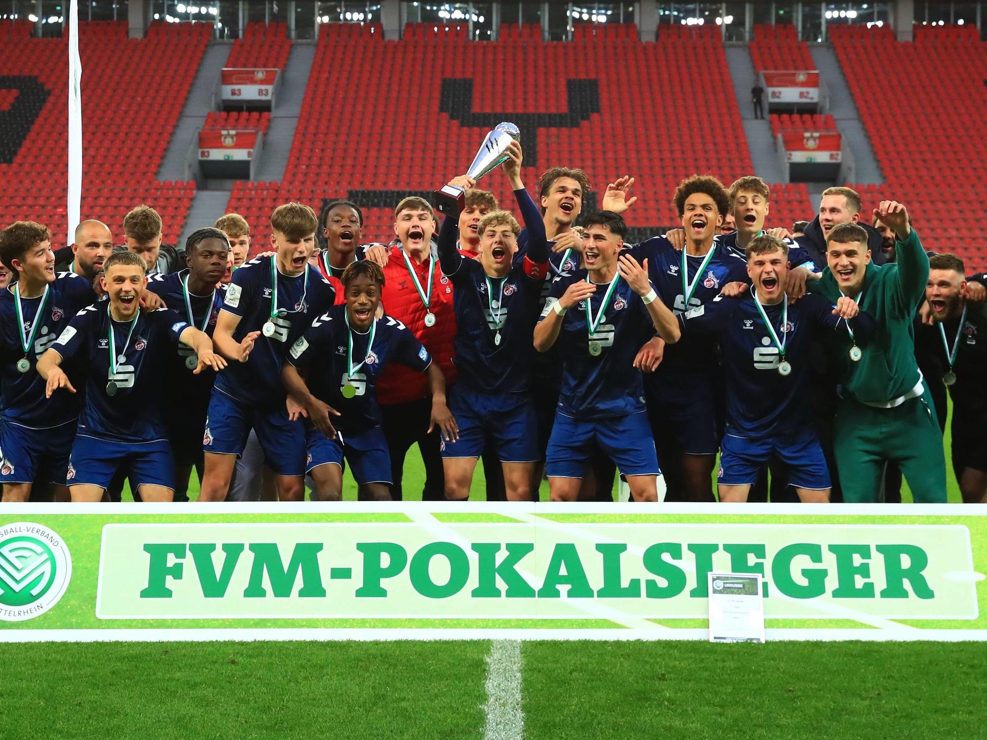 FC-Kapitän Meiko Wäschenbach reckt den FVM-Pokal in die Höhe.