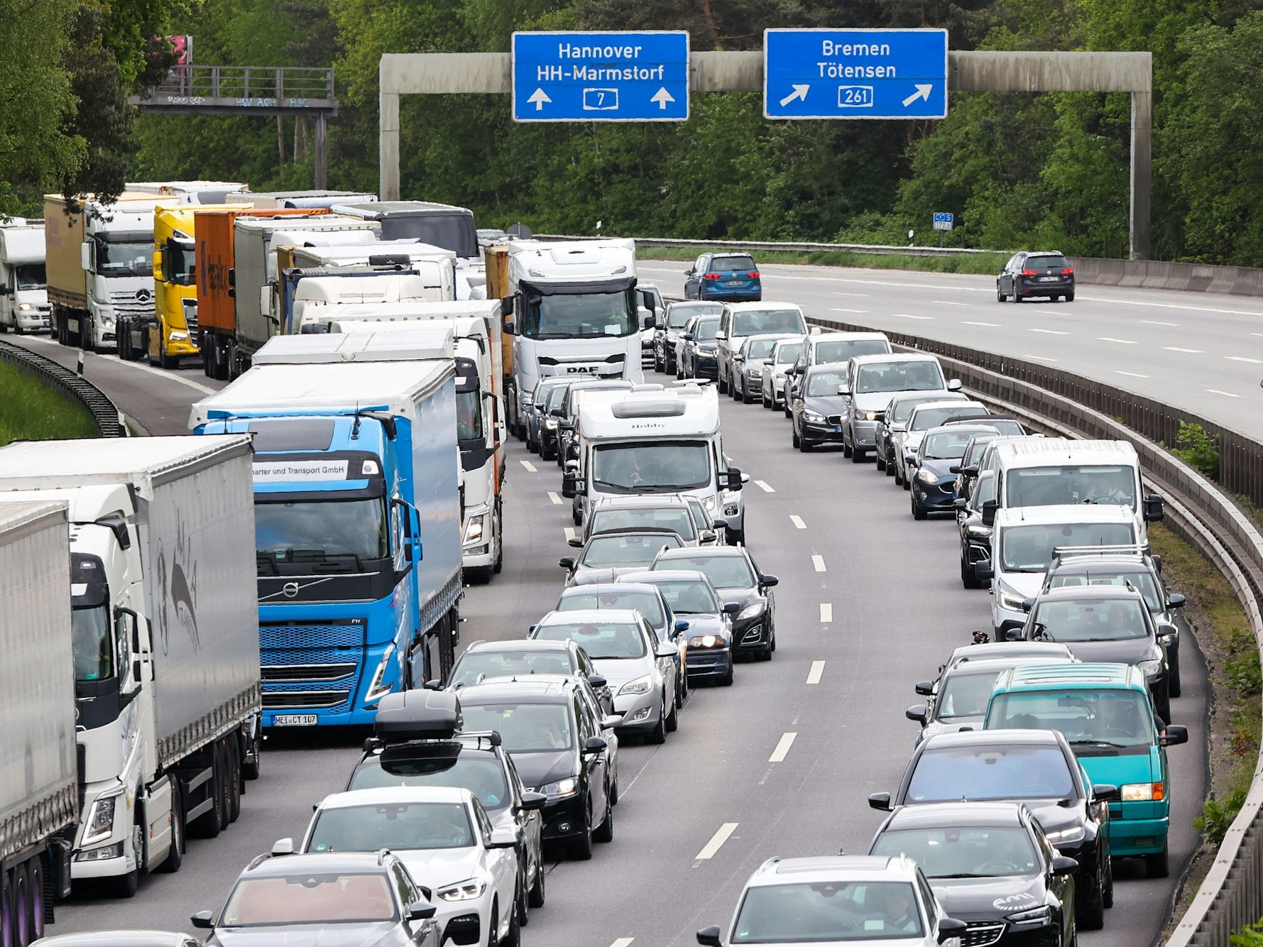 Fahrzeuge stauen sich auf der Autobahn A7 bei Hamburg-Marmstorf in Richtung Norden.