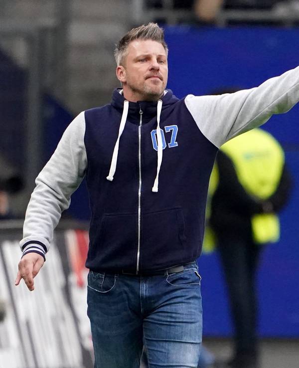 Paderborns Trainer Lukas Kwasniok gibt taktische Anweisungen.