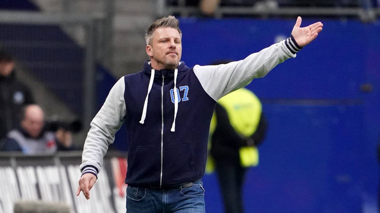 Paderborns Trainer Lukas Kwasniok gibt taktische Anweisungen.