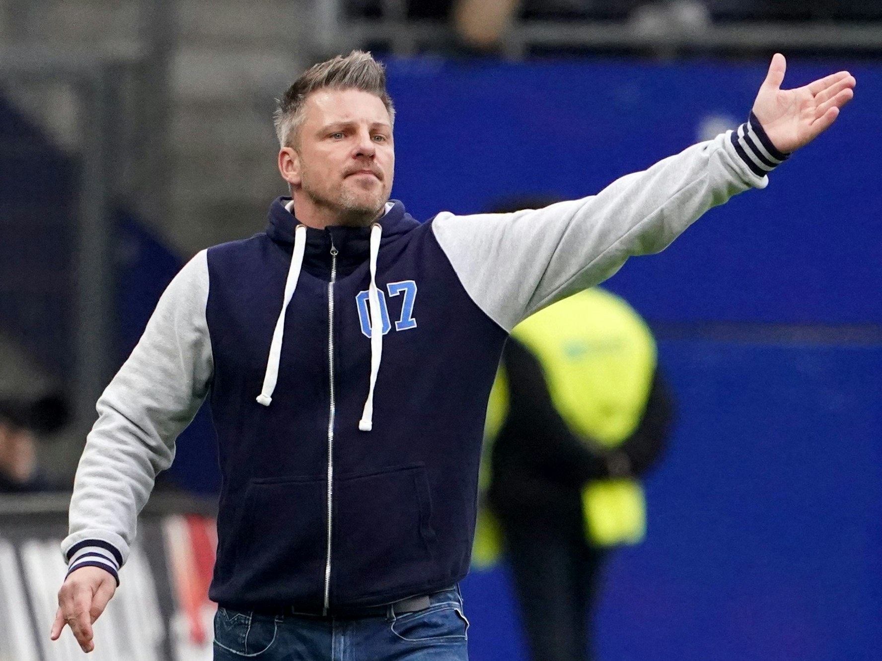 Paderborns Trainer Lukas Kwasniok gibt taktische Anweisungen.