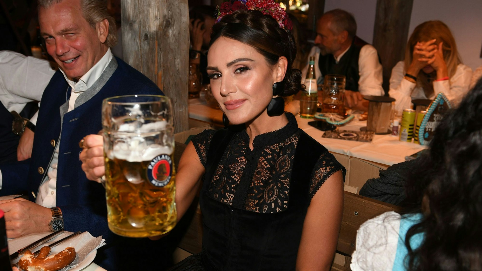 Die Moderatorin Nazan Eckes feiert beim «Almauftrieb» im Käfer-Zelt auf dem Oktoberfest.