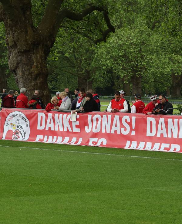 Beim Training des 1. FC Köln hängt ein Banner für Jonas Hector und Timo Horn an der Bande.