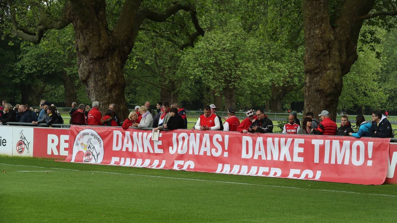 Beim Training des 1. FC Köln hängt ein Banner für Jonas Hector und Timo Horn an der Bande.