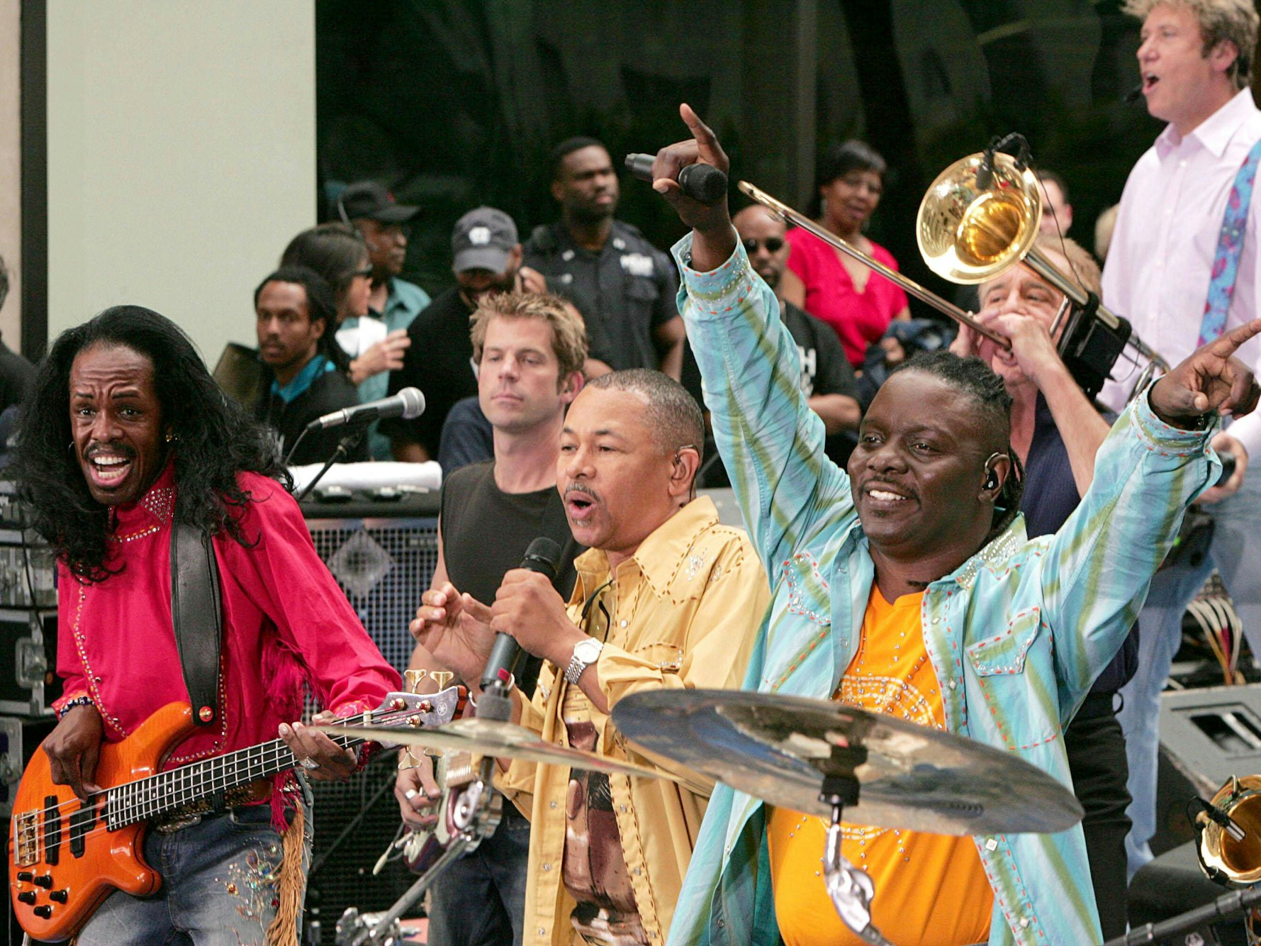 Sheldon Reynolds, Keith Howland, Maurice White, Philip Bailey, James Pankow, Robert Lamm auf der Bühne