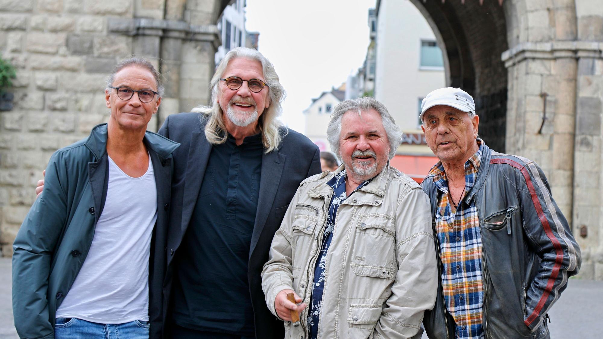 Peter Brings, Jürgen Fritz, Tommy Engel und Erry Stoklosa vor der Severinstorburg