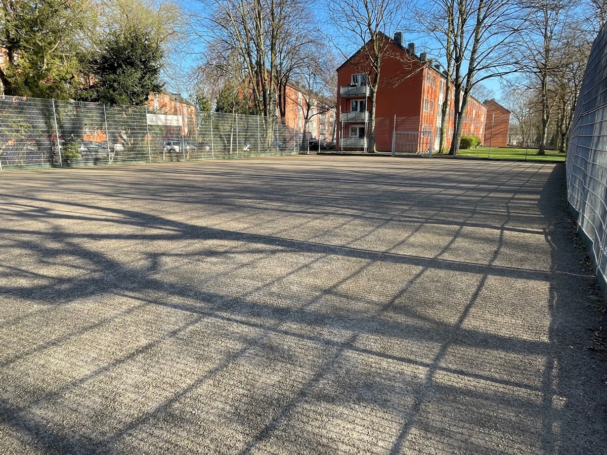 Der Bolzplatz in der Stegerwaldsiedlung wurde renoviert, ist jetzt ein Kunstrasen-Platz.