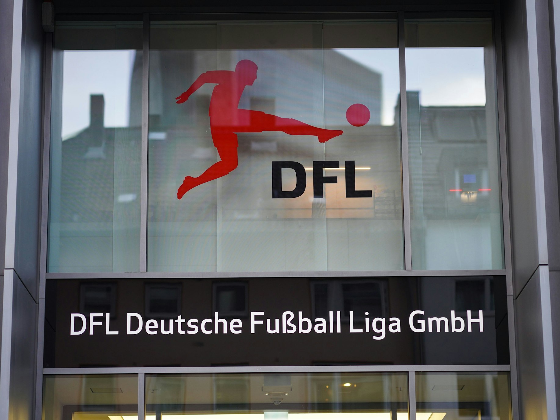 Das Logo der Deutschen Fußball Liga GmbH (DFL) am Eingang der DFL-Zentrale in Frankfurt/Main.