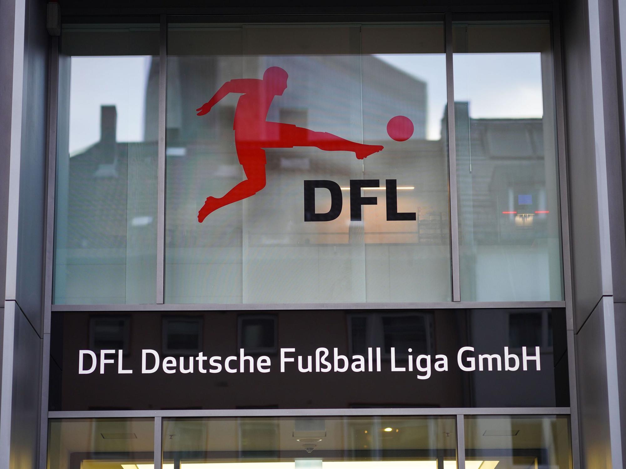 Das Logo der Deutschen Fußball Liga GmbH (DFL) am Eingang der DFL-Zentrale in Frankfurt/Main.