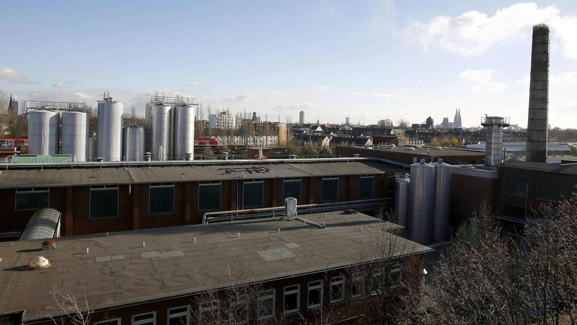 Überblick über den großen Molkerei-Standort an der Geldernstraße in Köln.