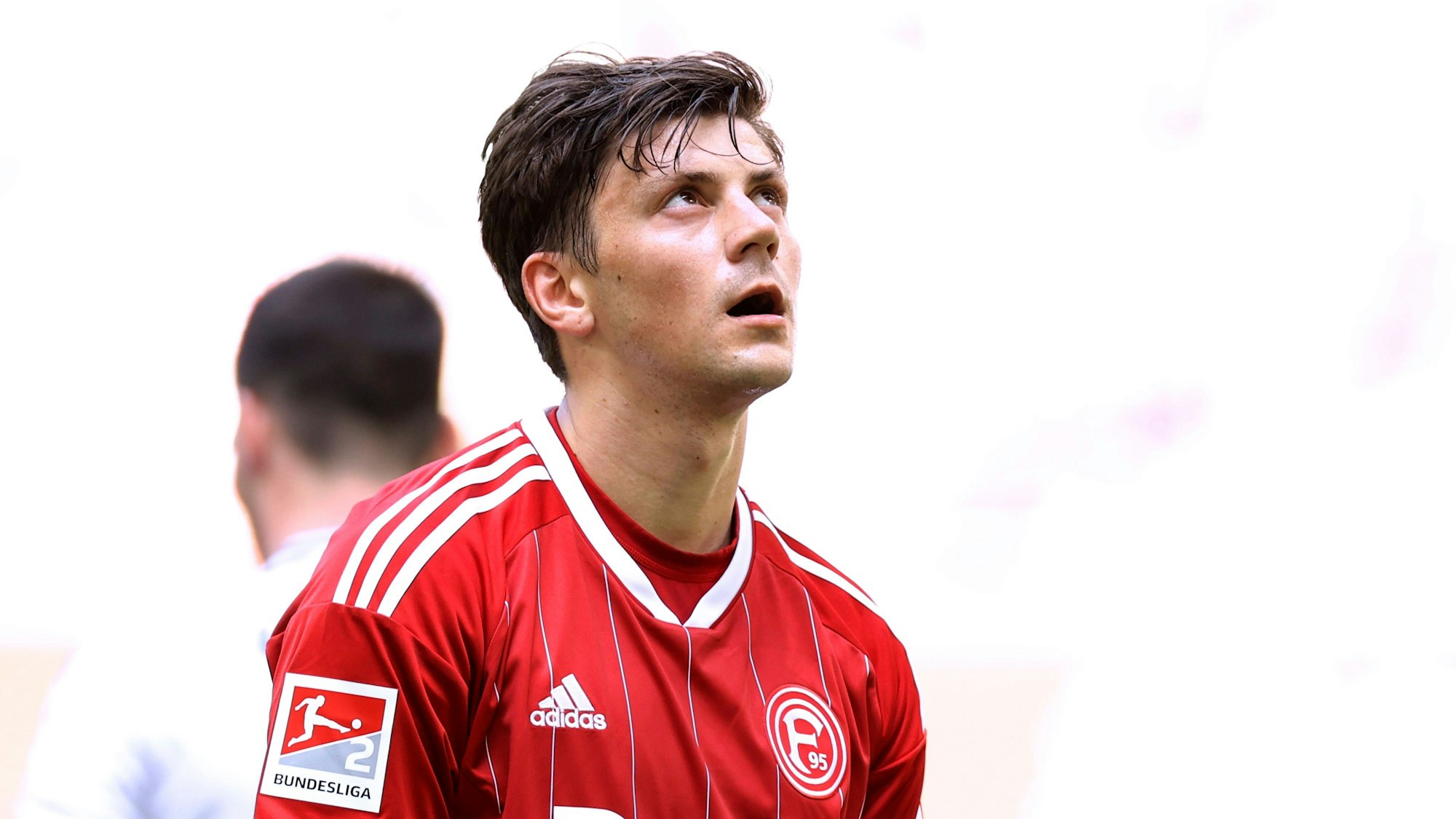 Dawid Kownacki blickt im Spiel gegen den Karlsruher SC nach oben.