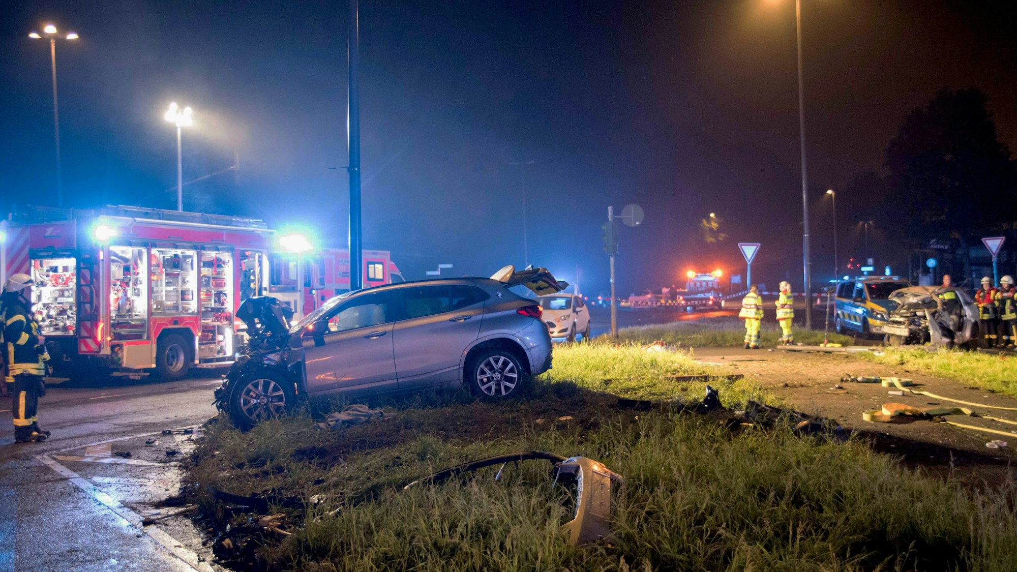 Einsatzkräfte von Feuerwehr und Polizei sind an einer Unfallstelle im Einsatz.
