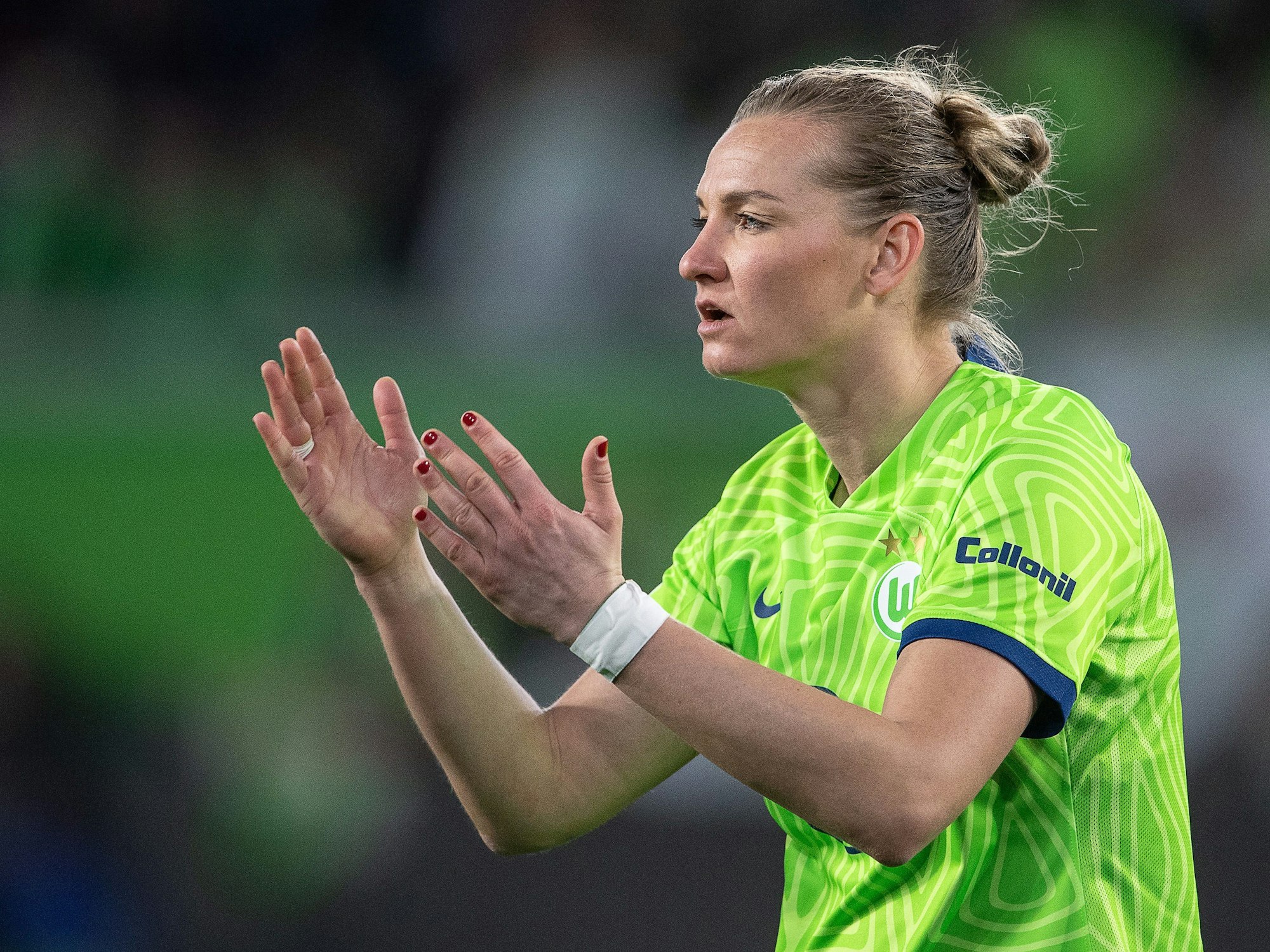 Wolfsburgs Alexandra Popp gestikuliert nach einer Torchance.
VfL Wolfsburgs Kapitänin Alexandra Popp nach einer Torchance.