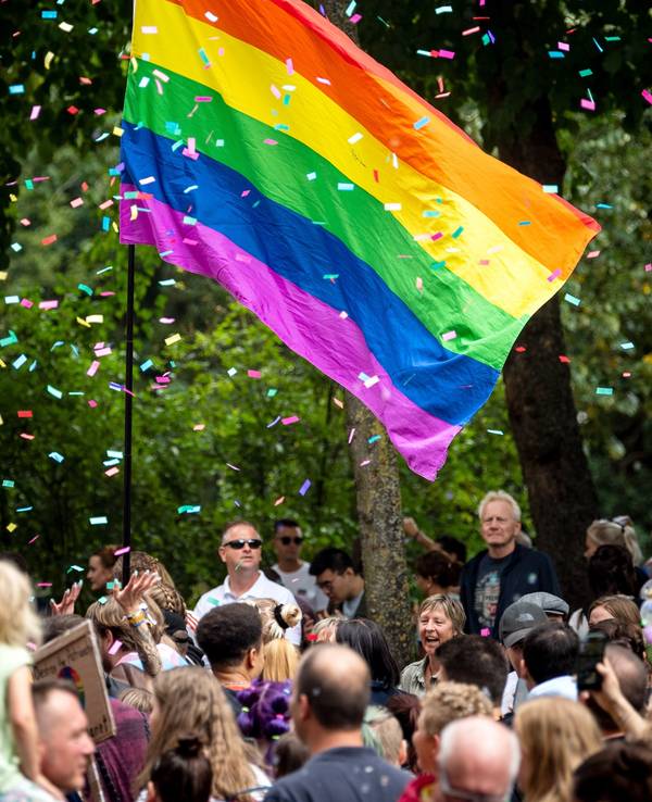 Teilnehmer ziehen beim Christopher Street Day (CSD) mit einer Regenbogenflagge durch die Innenstadt.