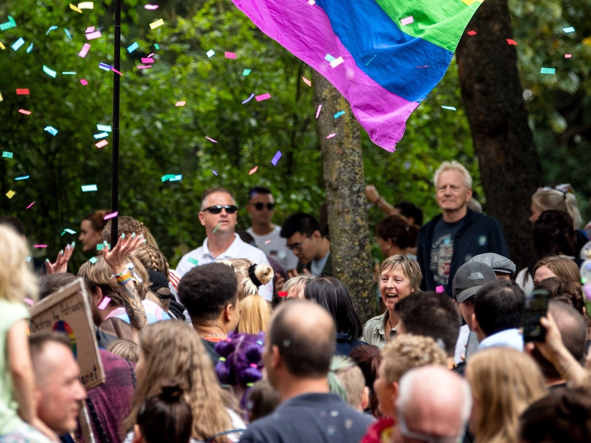 Teilnehmer ziehen beim Christopher Street Day (CSD) mit einer Regenbogenflagge durch die Innenstadt.