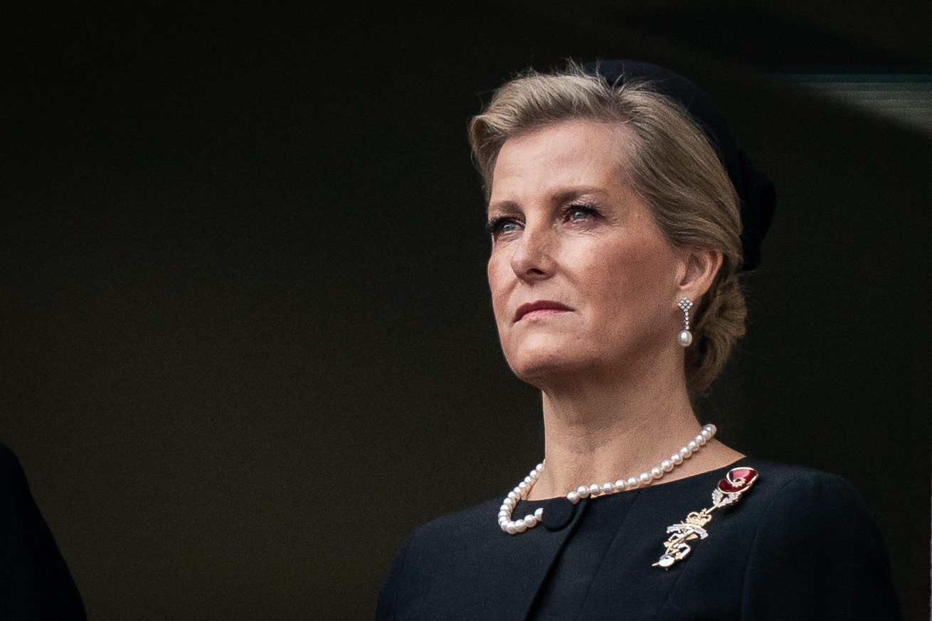 Sophie, Gräfin von Wessex, seit März 2023 Herzogin von Edinburgh, steht am 13. November 2022 auf einem Balkon des Foreign, Commonwealth and Development Office (FCDO) in Whitehall, während des Gedenkgottesdienstes am Kenotaph.