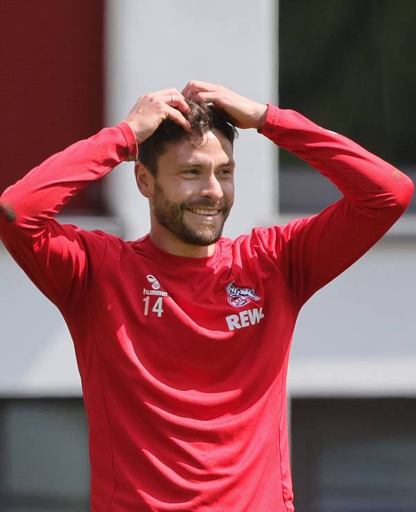 Jonas Hector grinst beim Training des 1. FC Köln.