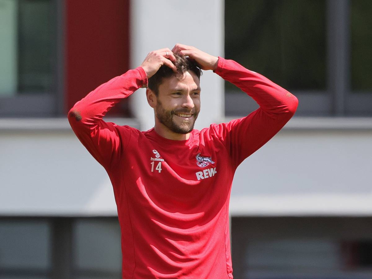 Jonas Hector grinst beim Training des 1. FC Köln.