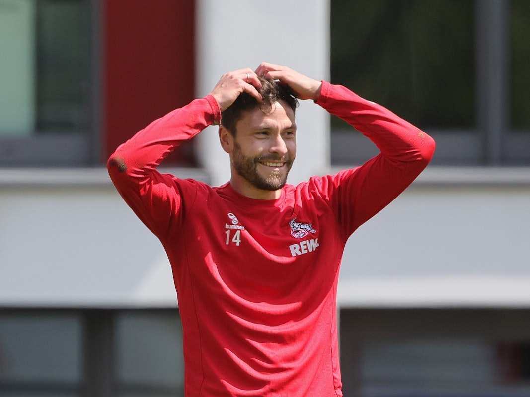 Jonas Hector grinst beim Training des 1. FC Köln.
