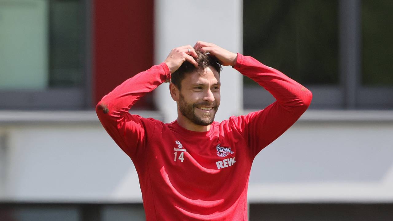 Jonas Hector grinst beim Training des 1. FC Köln.