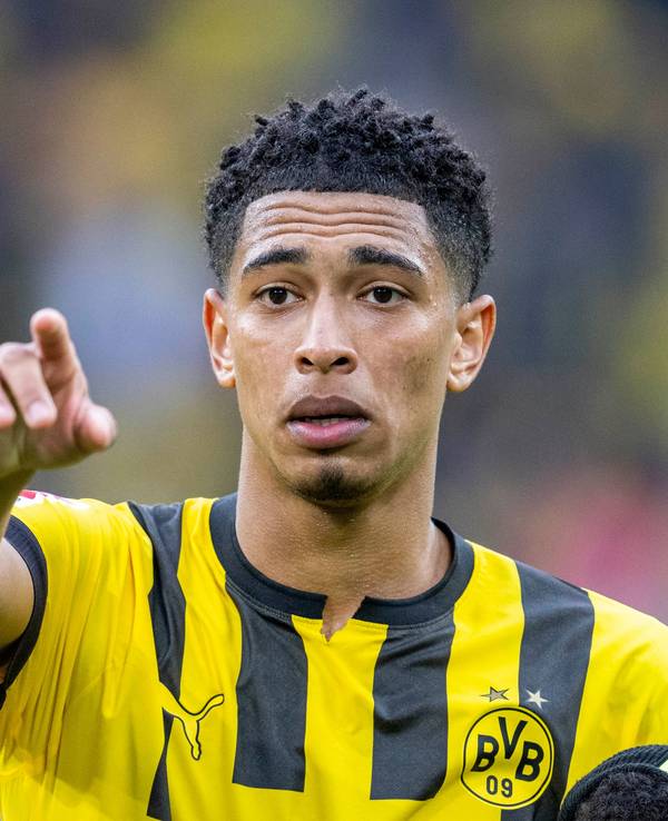 Dortmunds Jude Bellingham zeigt auf die Südtribüne.