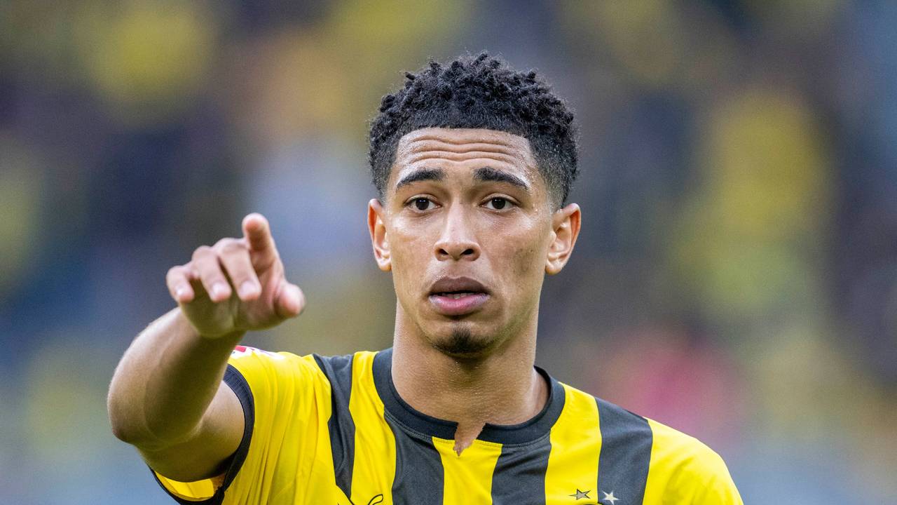 Dortmunds Jude Bellingham zeigt auf die Südtribüne.
