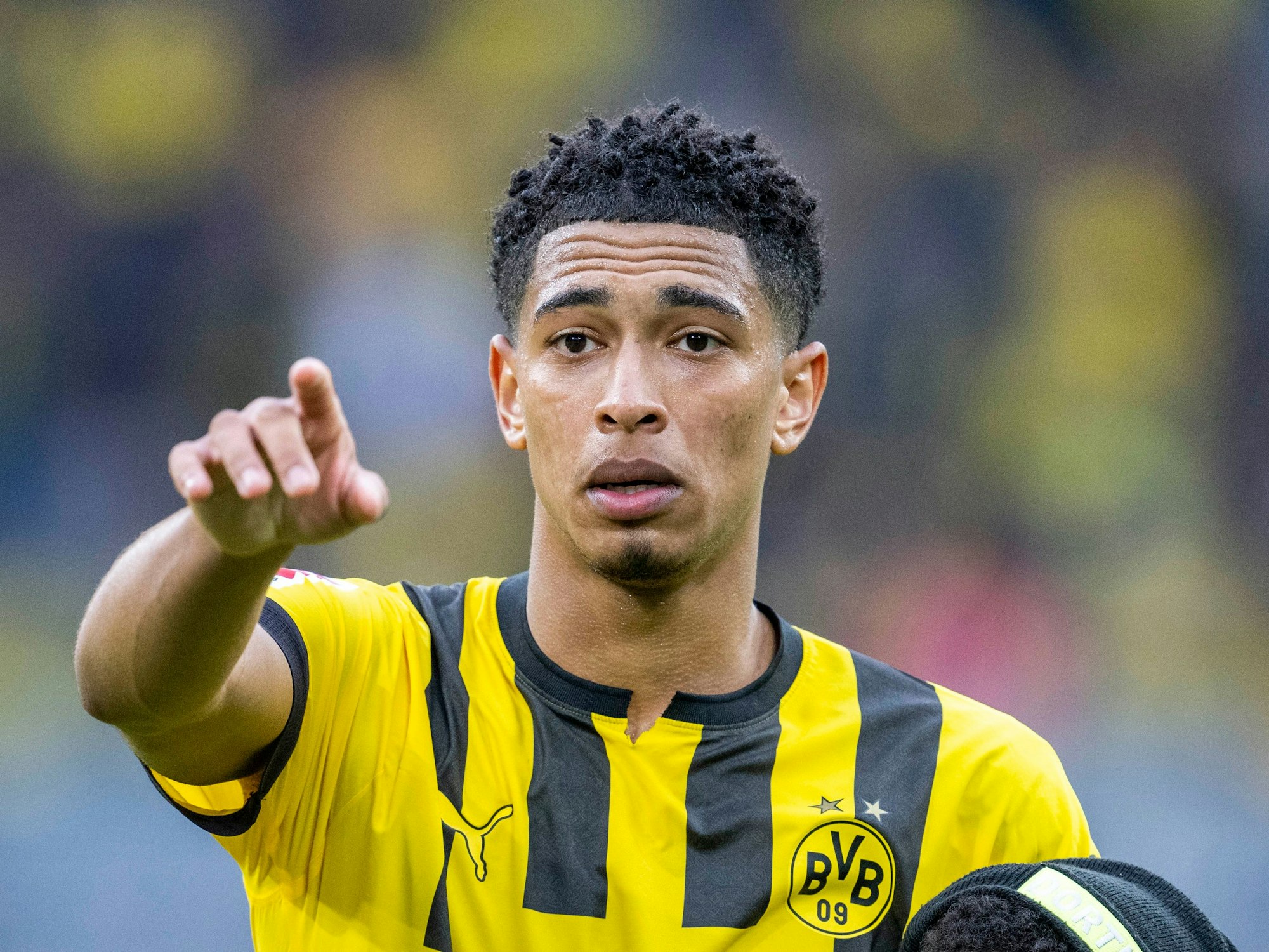 Dortmunds Jude Bellingham zeigt auf die Südtribüne.