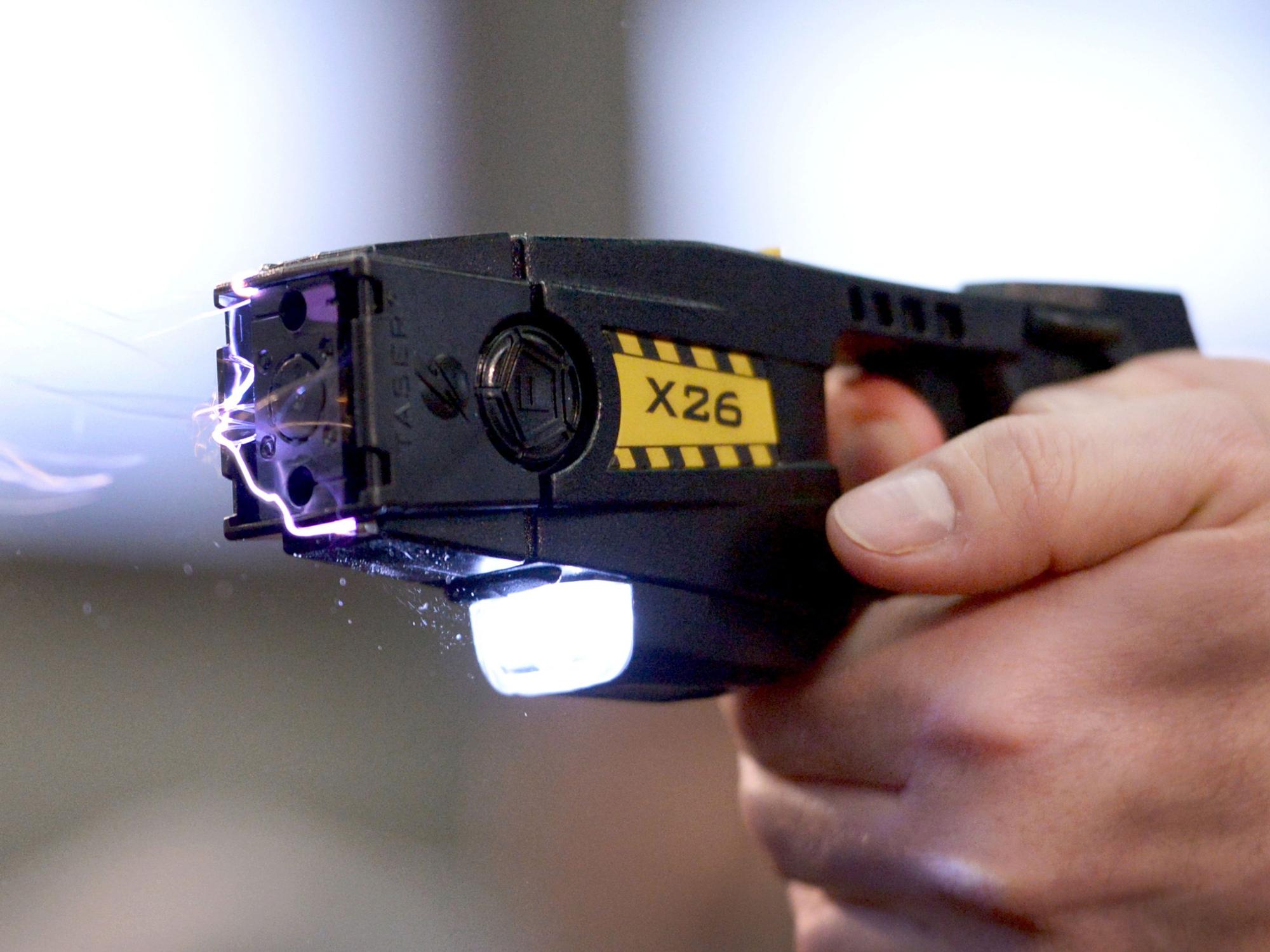 Ein sogenannter Taser wird auf dem Gelände der Landespolizeischule in Berlin präsentiert.