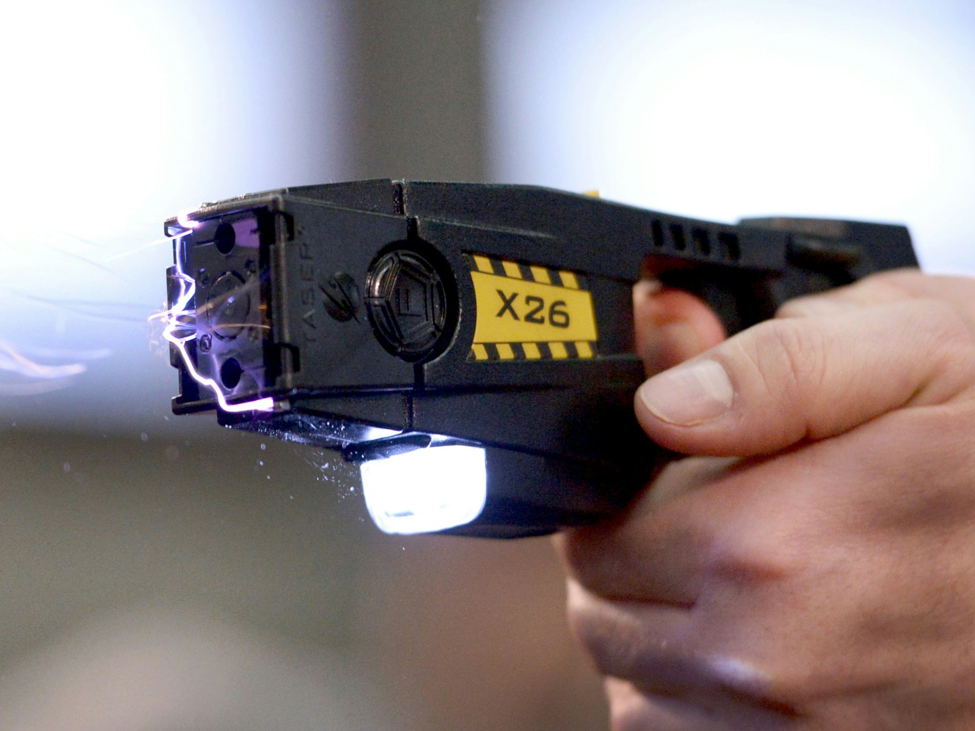 Ein sogenannter Taser wird auf dem Gelände der Landespolizeischule in Berlin präsentiert.