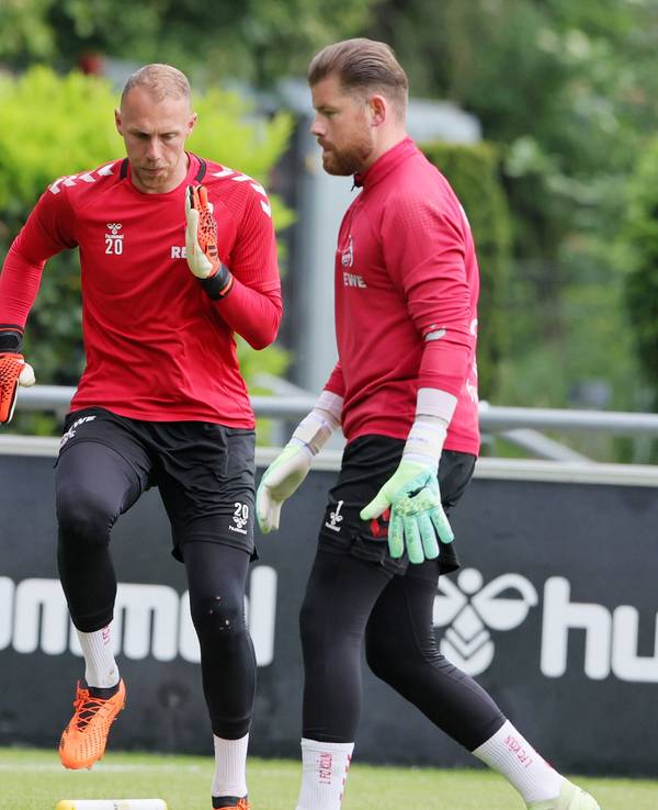 Marvin Schwäbe und Timo Horn wärmen sich beim 1. FC Köln auf.