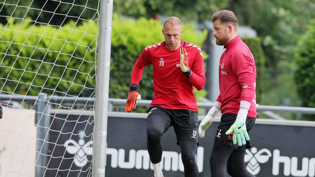 Marvin Schwäbe und Timo Horn wärmen sich beim 1. FC Köln auf.