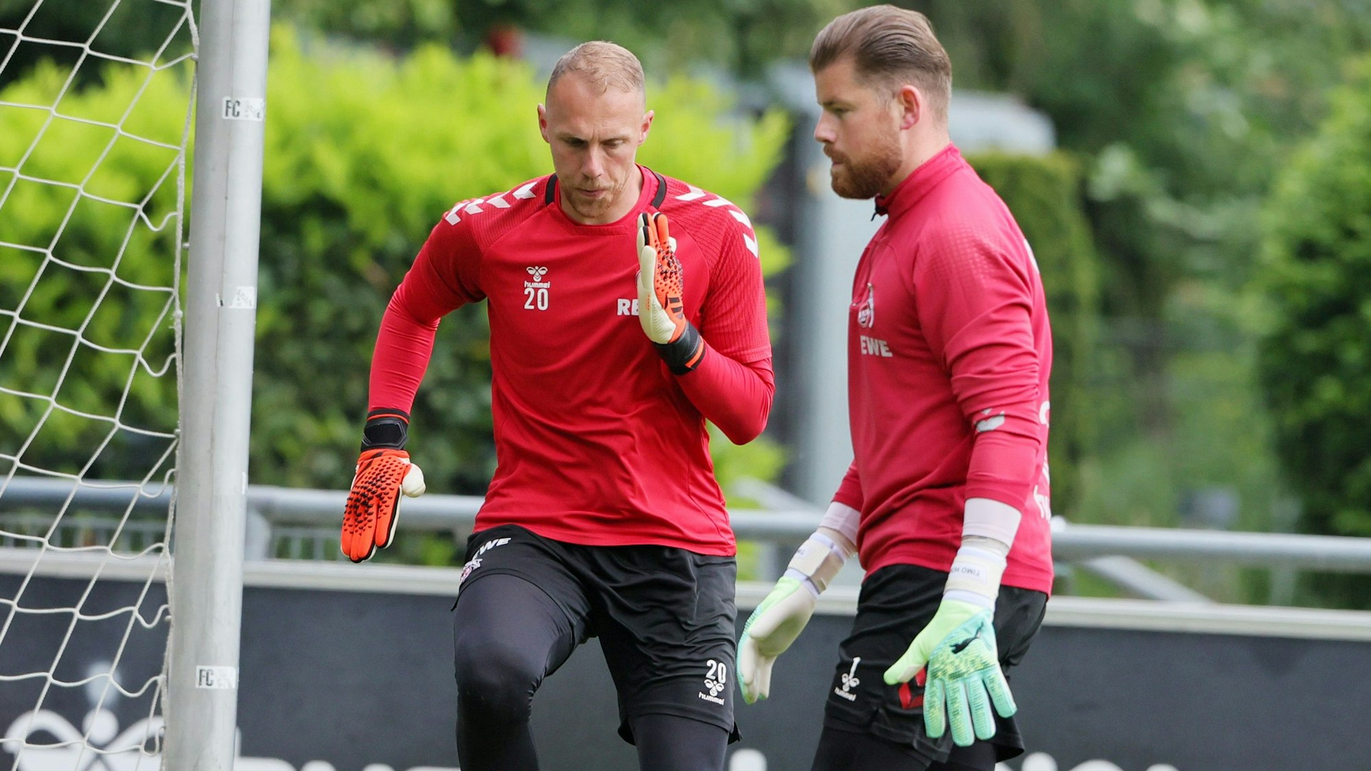 Marvin Schwäbe und Timo Horn wärmen sich beim 1. FC Köln auf.