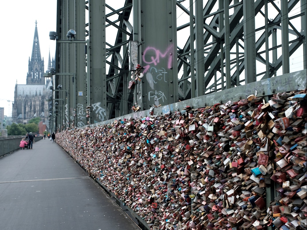 Liebesschlösser hängen an der Hohenzollernbrücke in Köln.