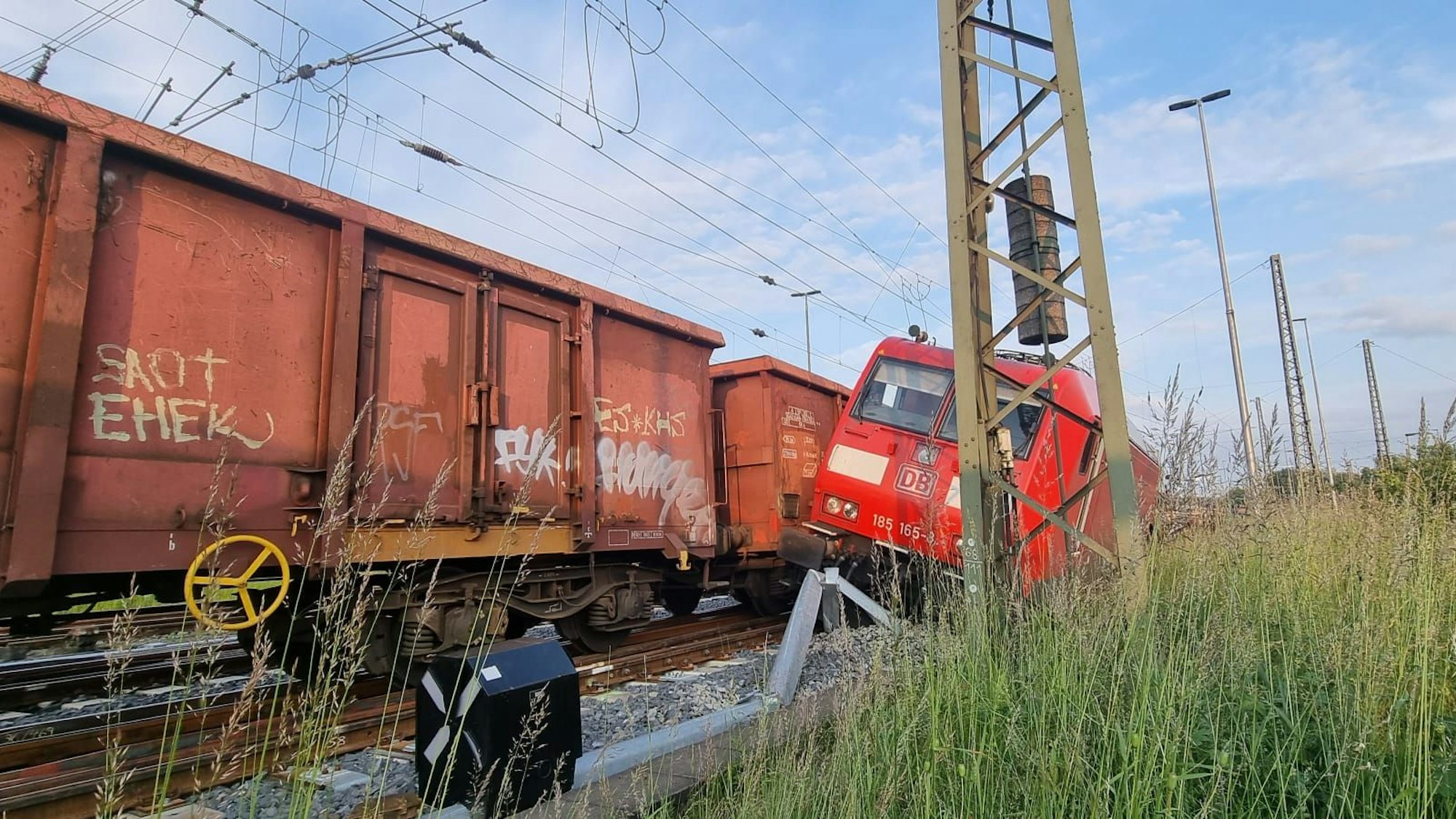 Zwei Güterzüge in Köln kollidiert. Zu sehen ist die entgleiste Lok neben den Schienen.