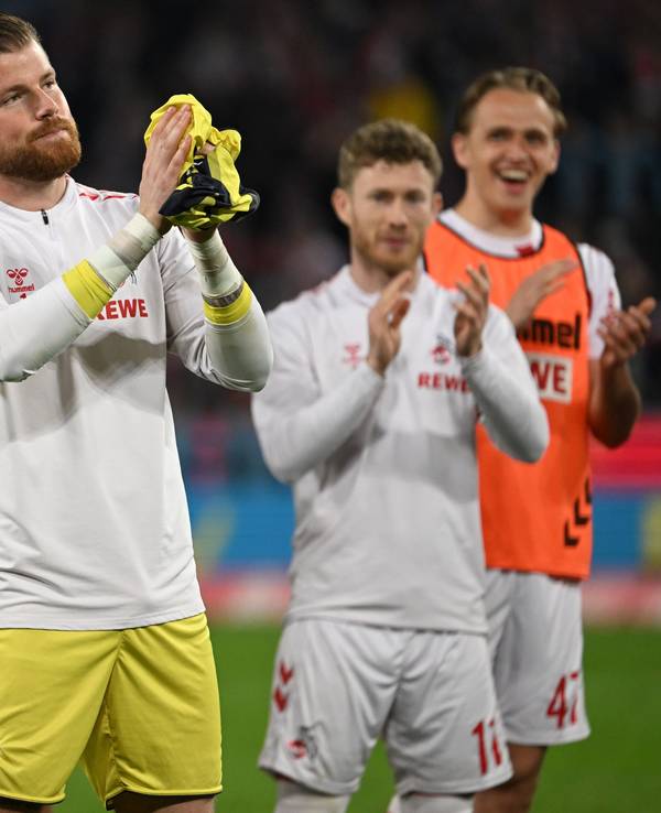 Kölns Torhüter Timo Horn applaudiert nach dem Spiel den Fans.