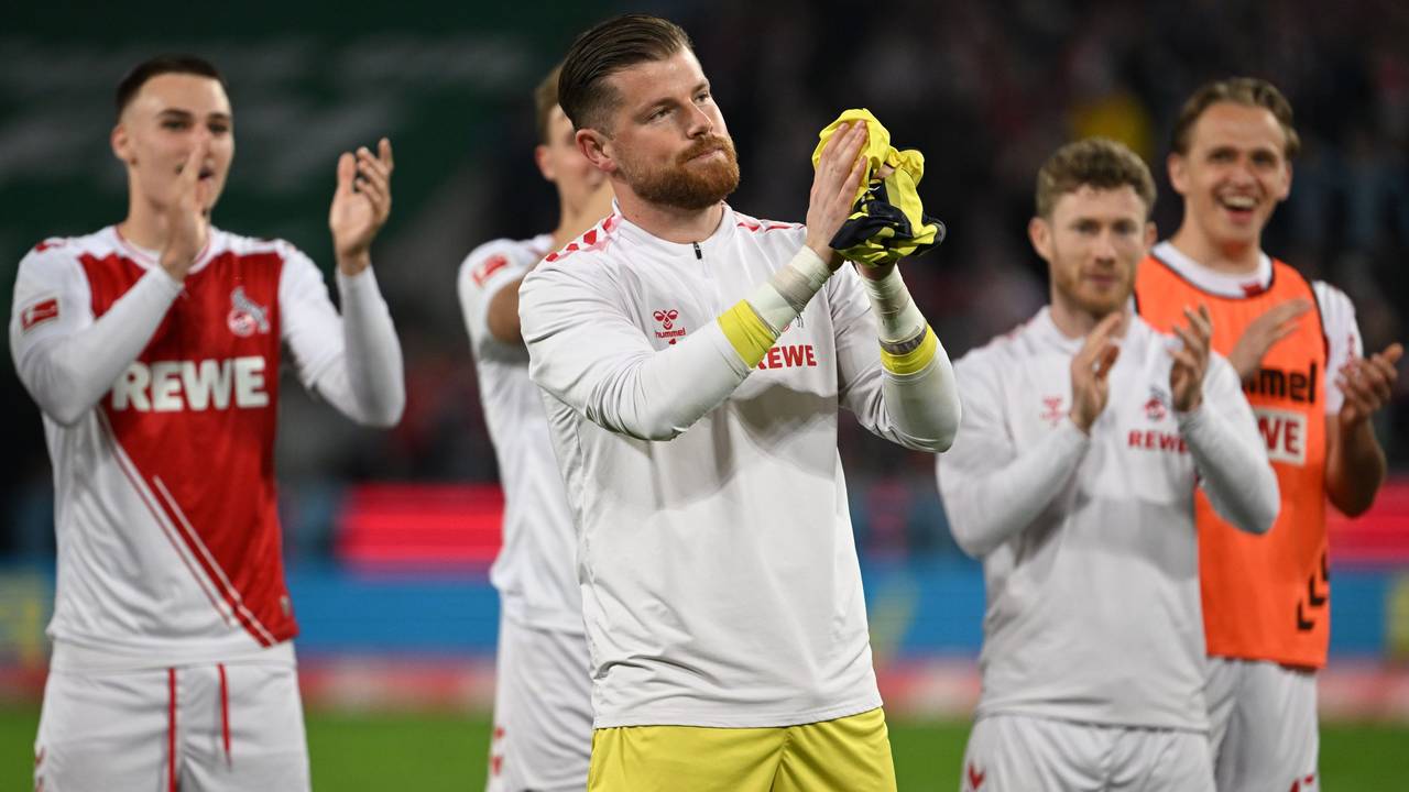 Kölns Torhüter Timo Horn applaudiert nach dem Spiel den Fans.