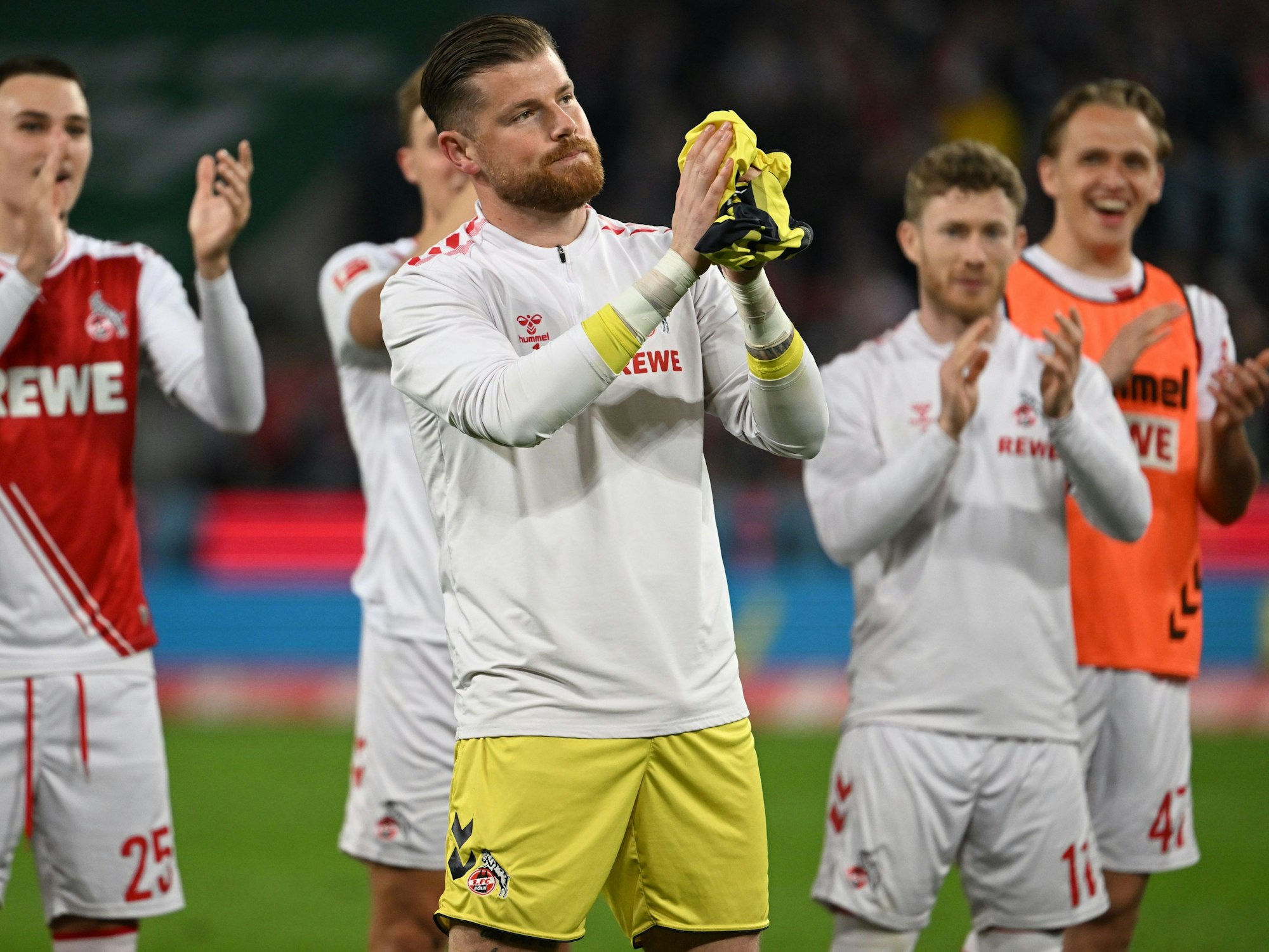 Kölns Torhüter Timo Horn applaudiert nach dem Spiel den Fans.