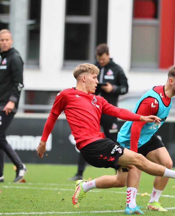 Maximilian Schmid spielt im Training des 1. FC Köln einen Ball.