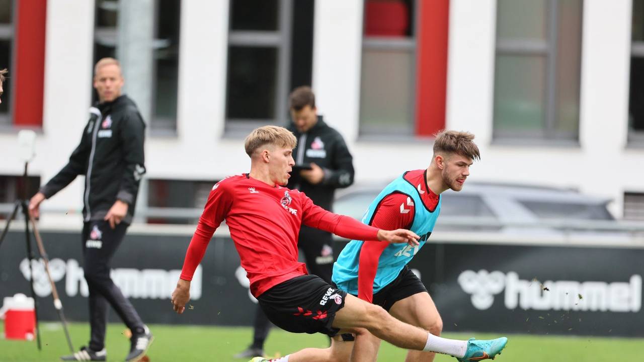 Maximilian Schmid spielt im Training des 1. FC Köln einen Ball.