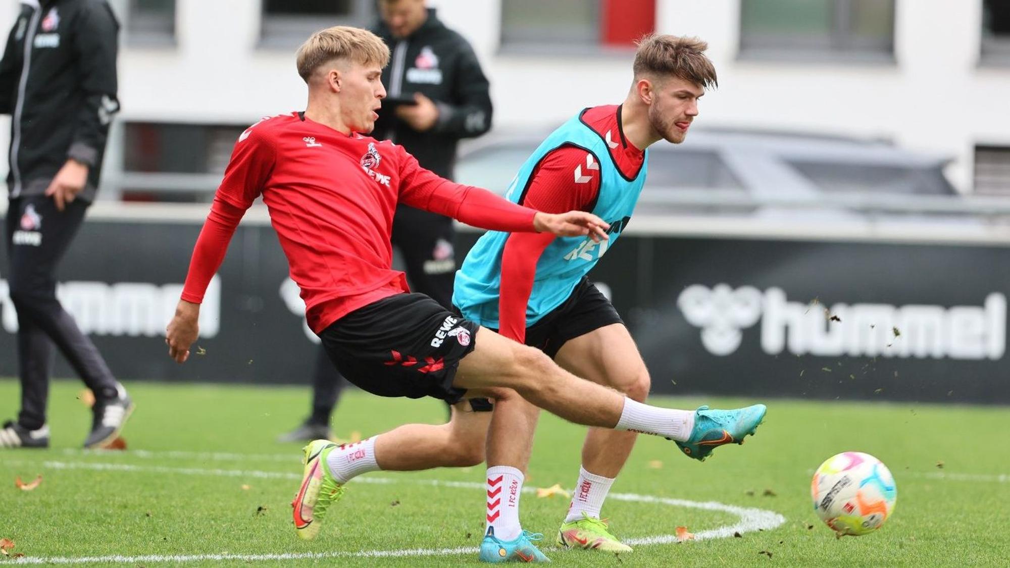 Maximilian Schmid spielt im Training des 1. FC Köln einen Ball.