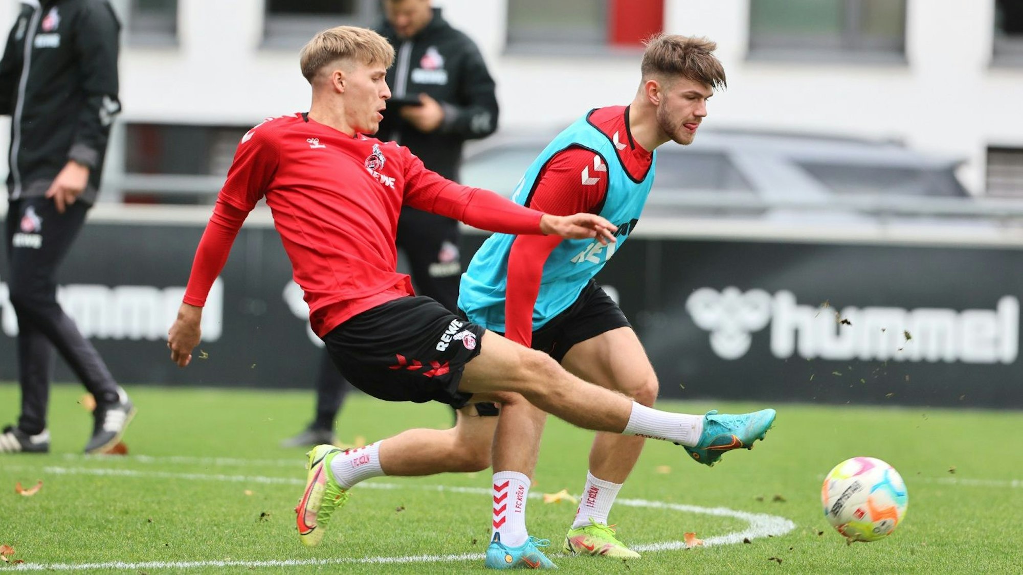 Maximilian Schmid spielt im Training des 1. FC Köln einen Ball.