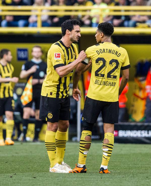 Jude Bellingham bekommt von Mats Hummels die Kapitänsbinde.