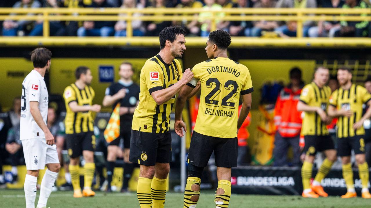 Jude Bellingham bekommt von Mats Hummels die Kapitänsbinde.