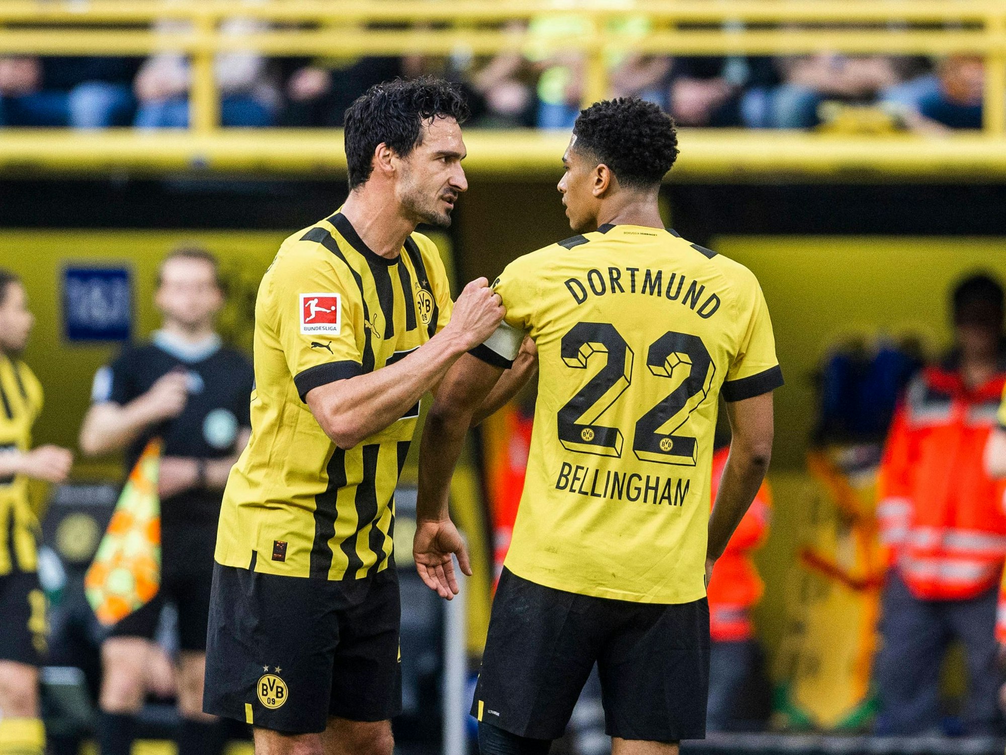 Jude Bellingham bekommt von Mats Hummels die Kapitänsbinde.