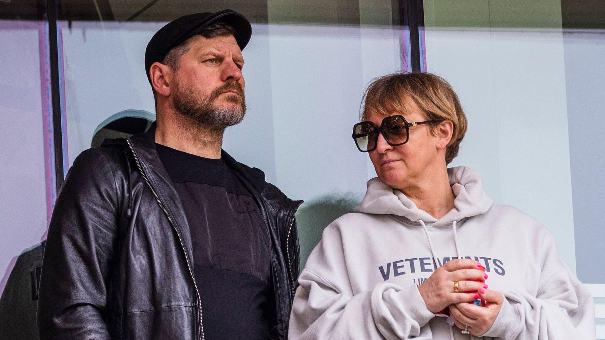Trainer Steffen Baumgart genießt das Spiel der FC Frauen mit seiner Frau Katja Baumgart.