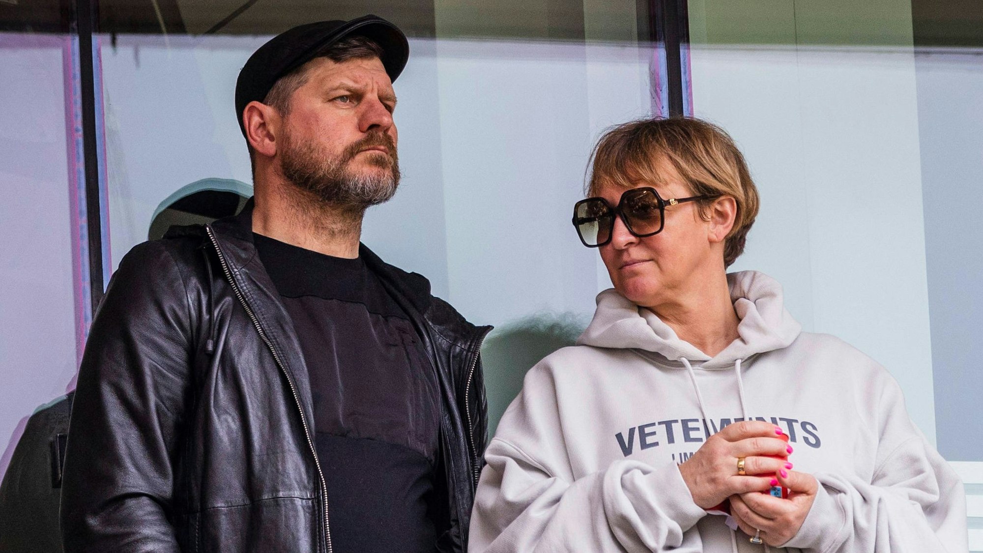 Trainer Steffen Baumgart genießt das Spiel der FC Frauen mit seiner Frau Katja Baumgart.